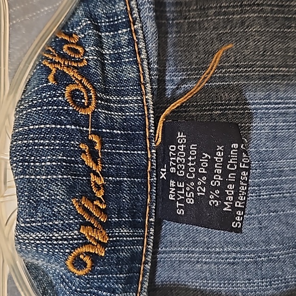 Women's Cropped Denim Jacket Button Down - Picture 2 of 5